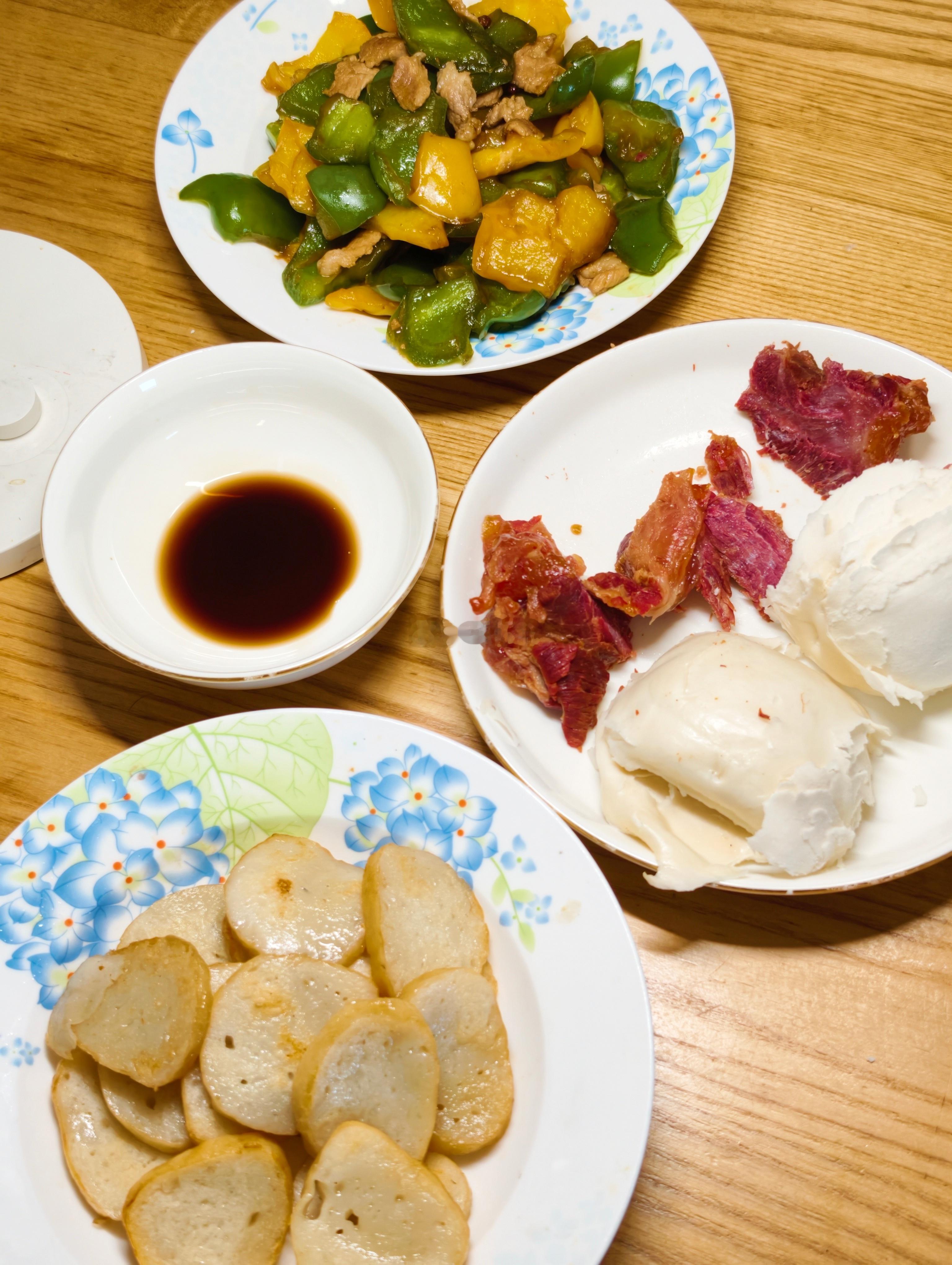 青椒炒肉、煎鱼饼蘸醋、热了一下成品牛肉，还有山东大馒头（被孩子弄的面目全非了）。