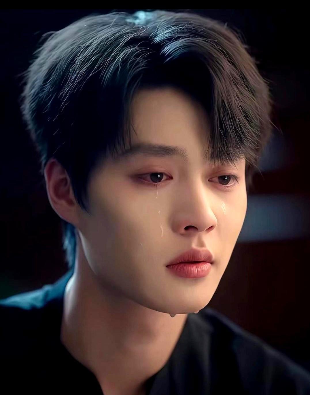 柯淳从短剧里杀出来，没靠滤镜靠演技，上综艺不尬笑不装高冷。
三天拍完一部剧，他能