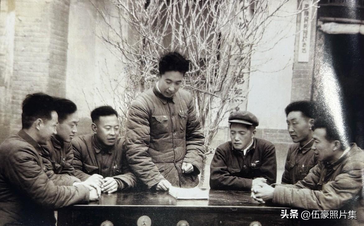 上世纪六十年代，杨贵主持县委常委会议研究修建红旗渠的工作。右起：县委副书记秦太生