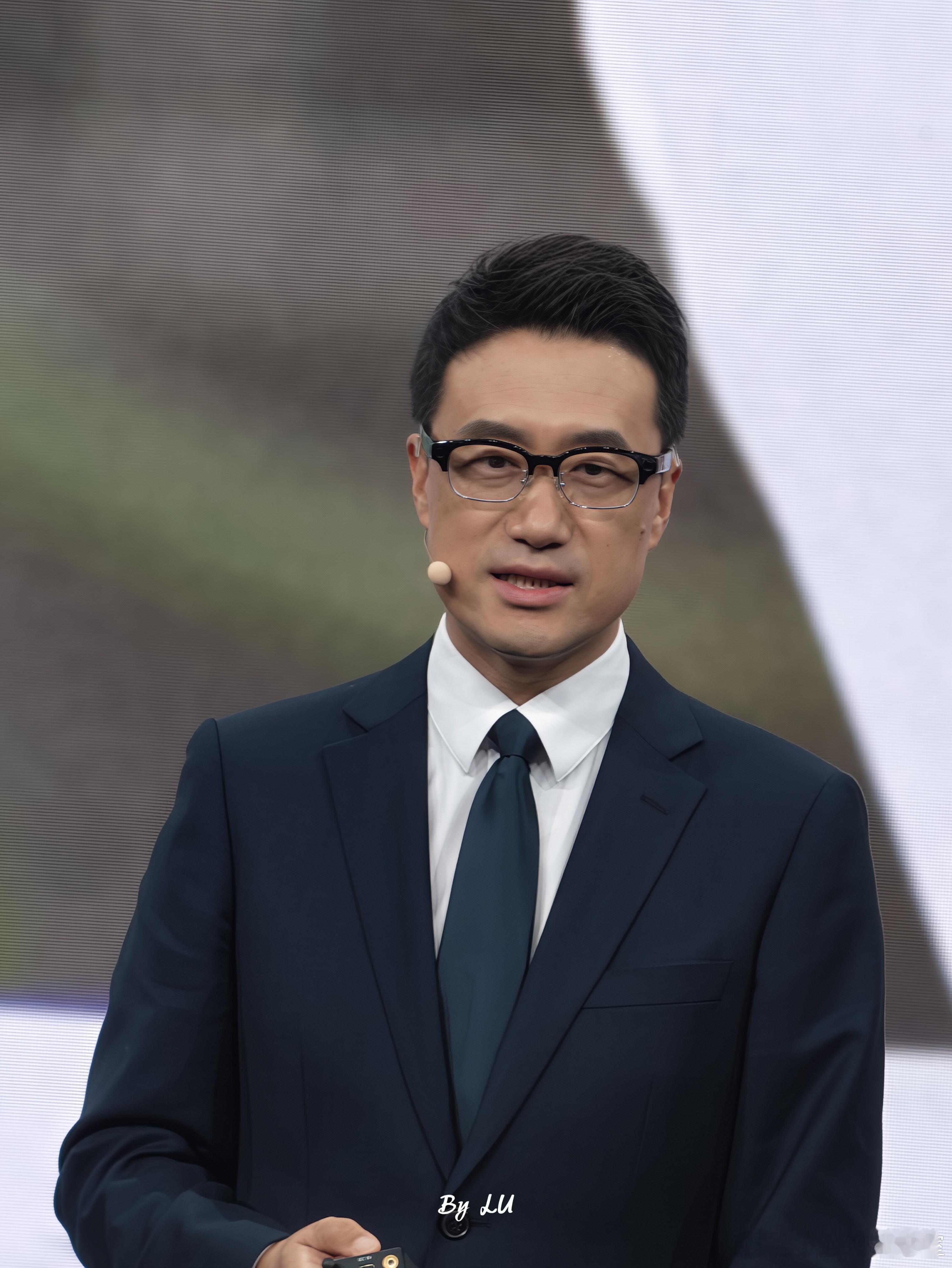 何刚总戴了新的华为 AI 眼镜 