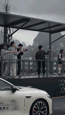 银发奶奶竟开车玩起漂移奥迪ADE上汽奥迪驾享汇现场这波操作给观众看傻了。一开始，