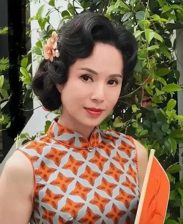 60岁李若彤穿旗袍现身苏州平江路，六十岁状态依旧惊艳 ​​​