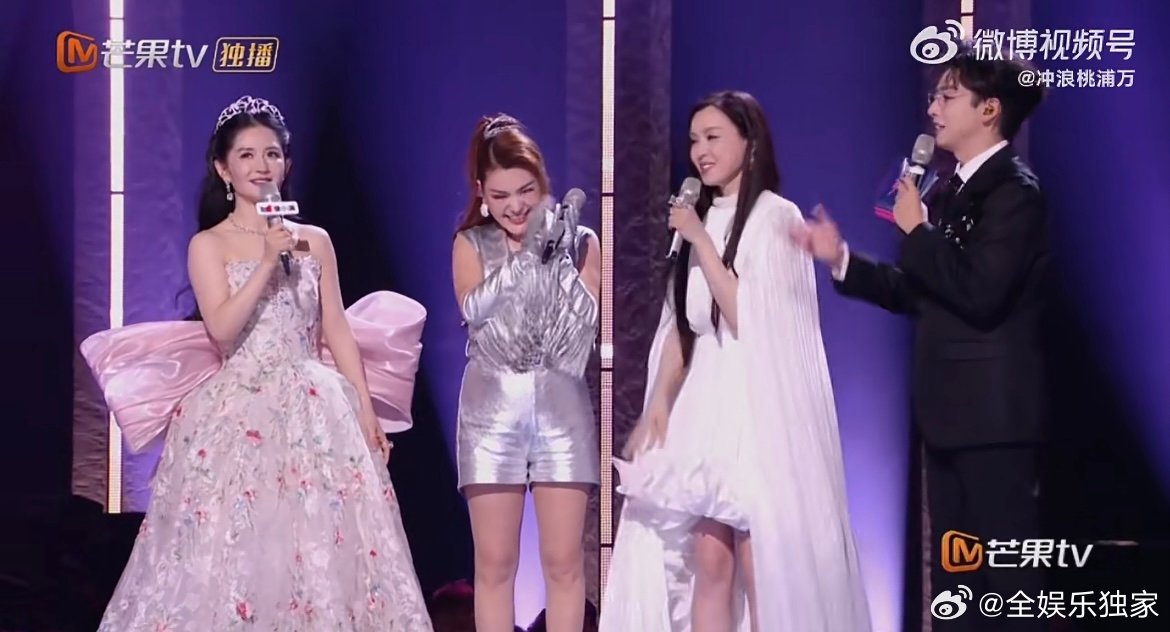 范玮琪没牵到乌兰图雅 这错位互动太有梗了，一个在寻求勇气，一个在礼貌社交，完美不