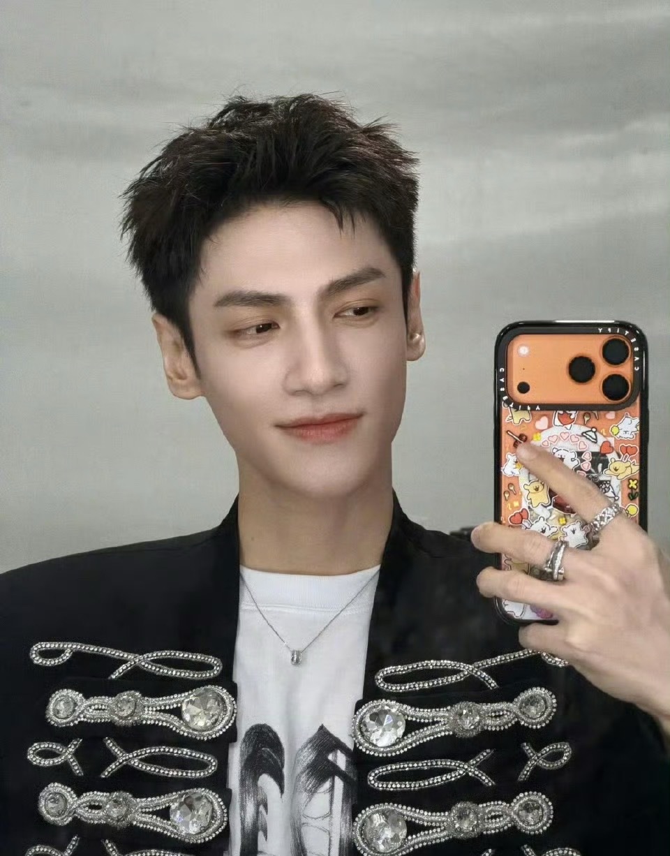 看出来罗云熙很有礼貌了杨迪提出想吃宽粉，罗云熙也想吃~但可能没听见迪哥这句，为了