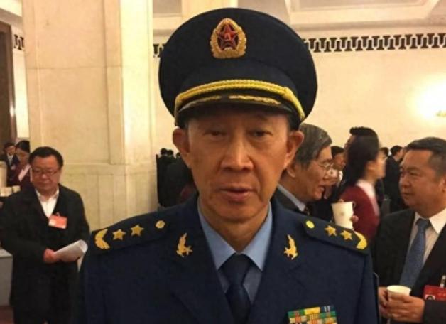 他是开国上将之子，曾任7年空军副司令员，岳父也是一位上将

杨东明，担任空军副司