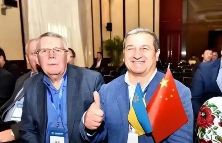 ·一群乌克兰的顶尖专家，在中国采访镜头前，突然就集体崩溃，哭得像个孩子。你以为是