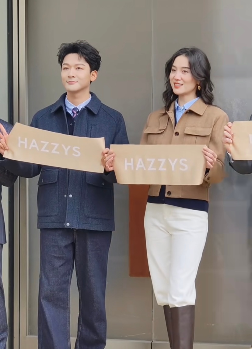 俩人状态都好好😌宋佳张晚意活动同框路透宋佳张晚意举杯