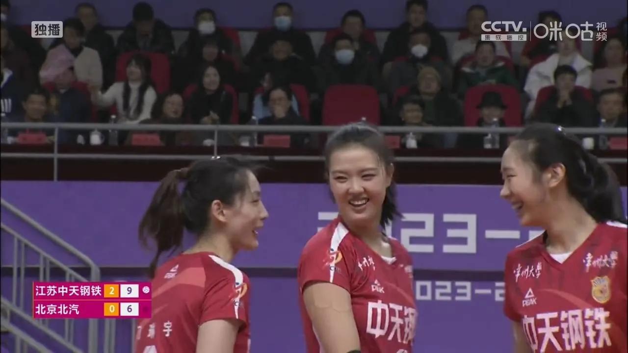 江苏轻松拿下北京夺得季军，张常宁再次上场帮助球队获胜。

北京女排第二场似乎已经