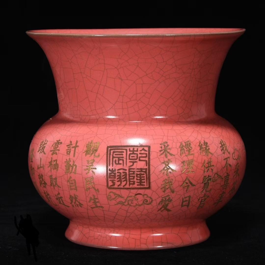 红釉汝瓷跳出天青的刻板印象，以窑火淬炼出温润匀净的正红釉色，暗合宋人的雅致审美。