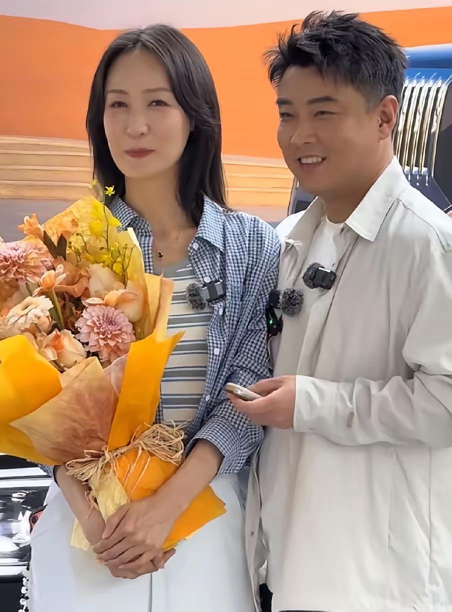 感觉离开赛场的王皓愈发年轻了！

当妻子手捧鲜花接机时，
王皓的脸笑得比鲜花还灿