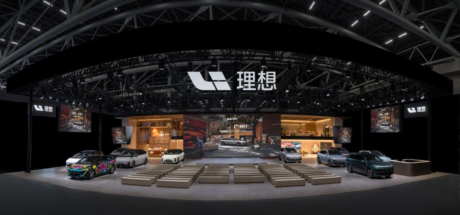 2025年11月21日，理想汽车携理想MEGA、i系列及L系列全系车型亮相广州国