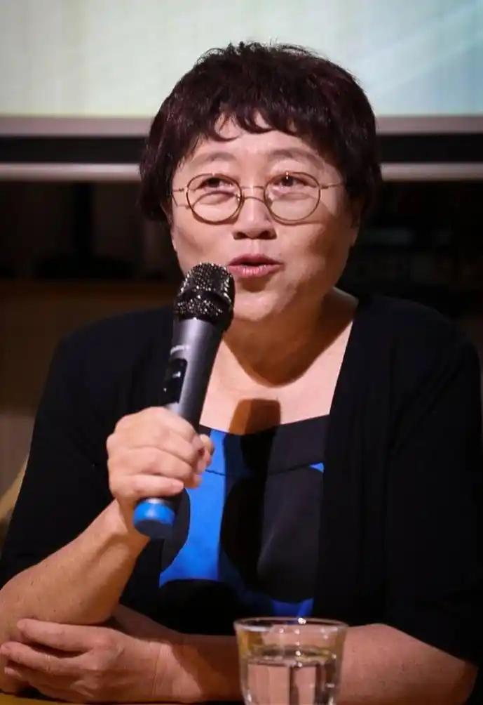 李银河说得太透：
“女人都喜欢被调戏，
胜过一本正经的交谈。”

看到李银河老师