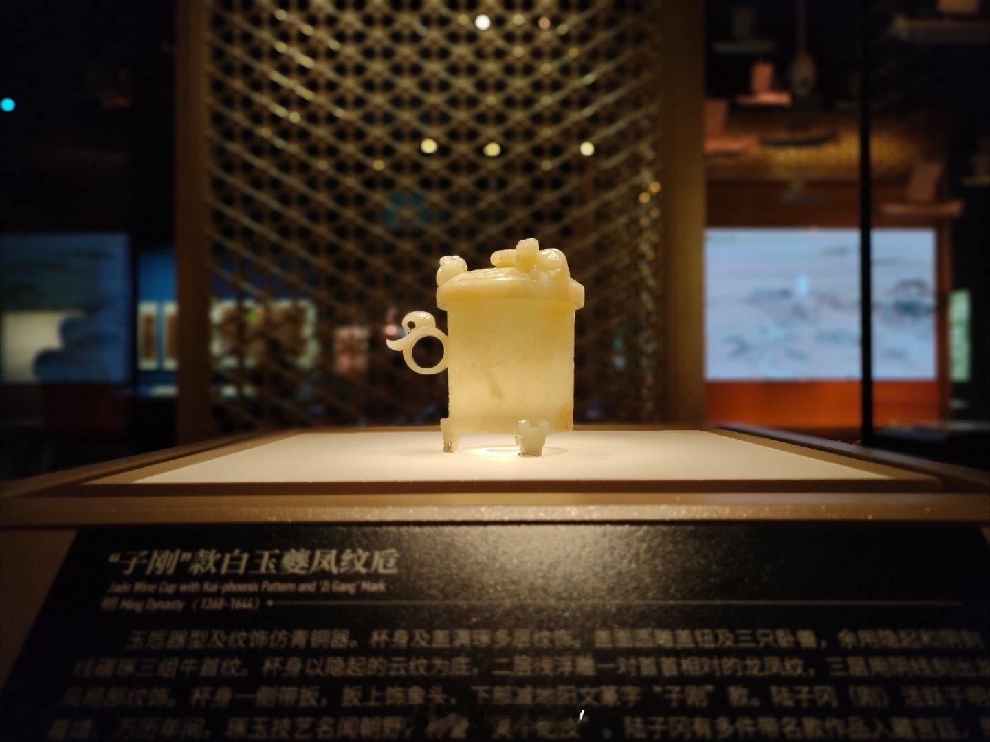 今天跟大家说一个特别NB的民间艺人——陆子刚。陆子刚是明代苏州人，当时明代玉雕行