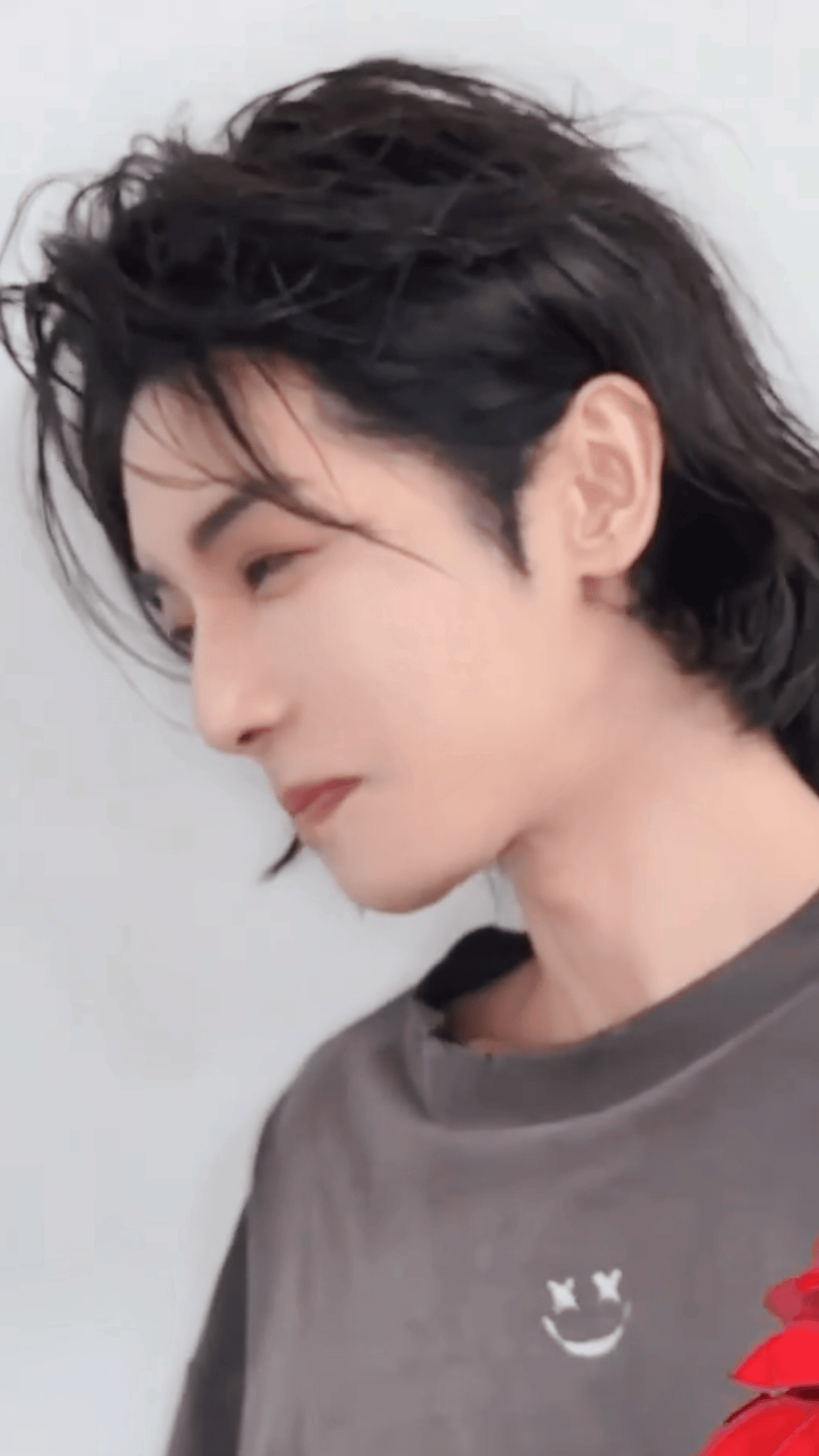 咽口水是啥意思不仅咽口水呢还是一套丝滑小连招：舔嘴唇→咽口水→挑眉