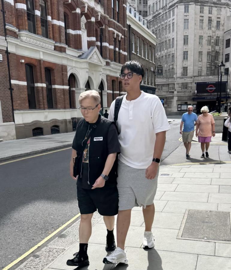一个15岁男孩，光把一张脸整明白，就烧进去100多万。
以前网友追着骂他长得不行