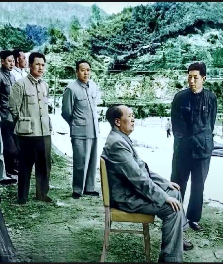 这是一张真实且珍贵的照片。
1965年，伟人在工作人员的陪同下重上井冈山，在井冈