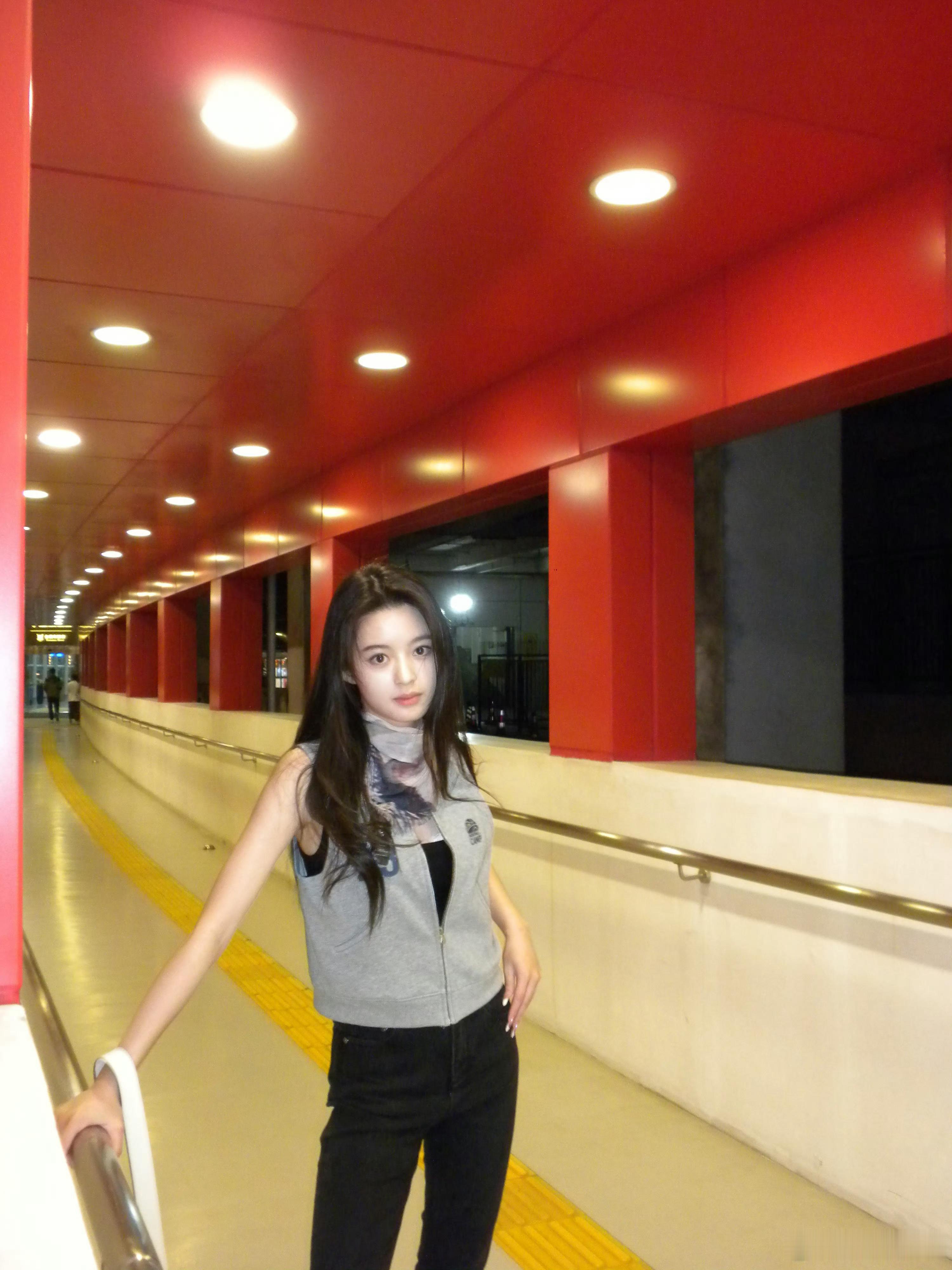 黄杨钿甜 漂亮的照片真情打动大家像素 清晰表情生动角度适中，身体摆位和眼神流露牌