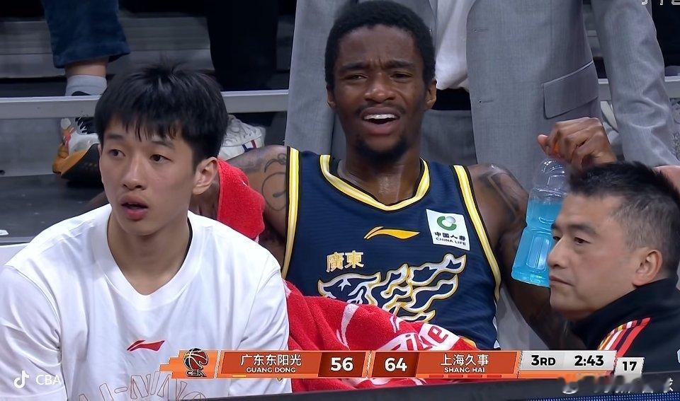 有些不妙，萨姆纳貌似腹股沟拉伤了，下场时表情有些痛苦，目前广东队只能上单外援阵容