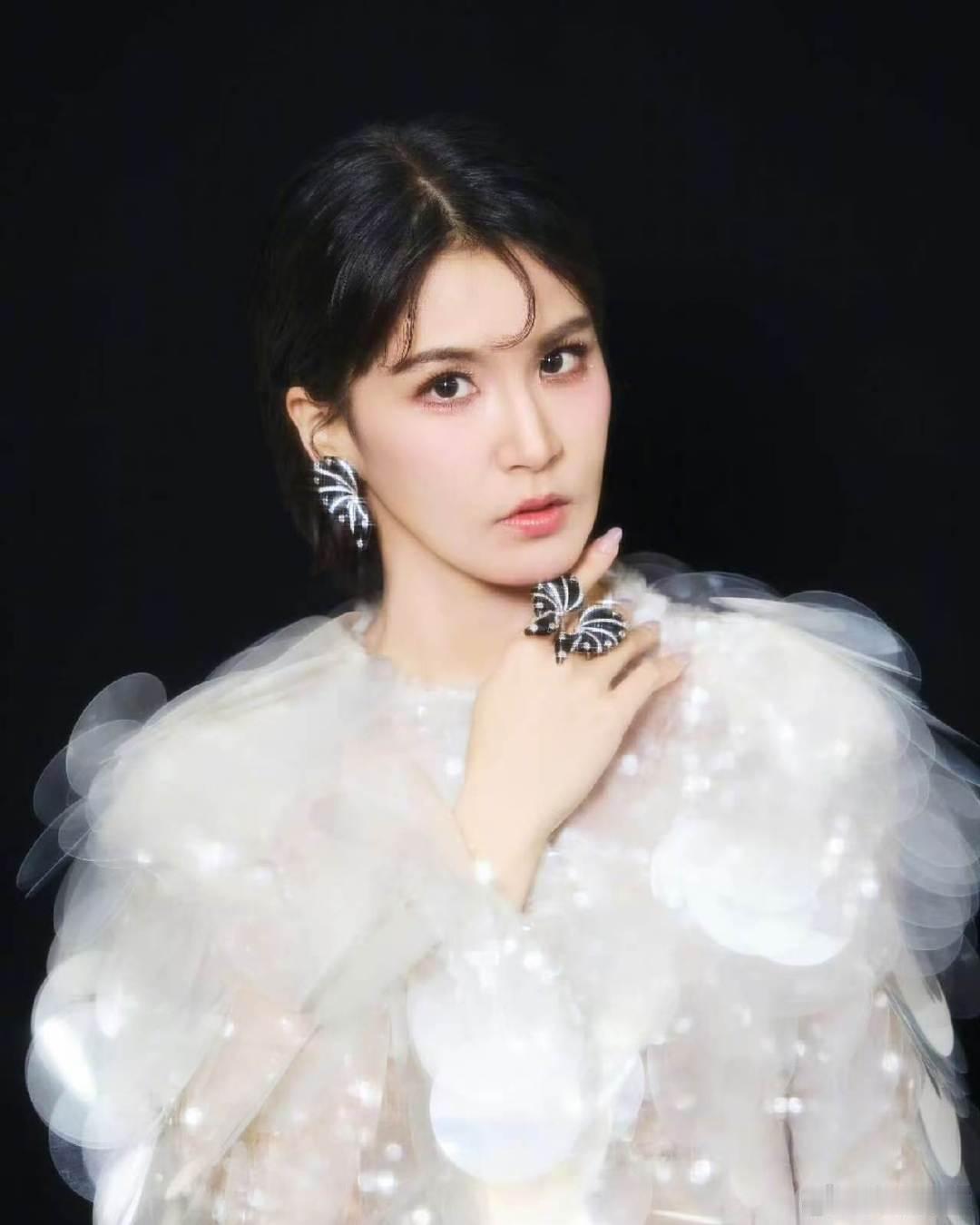 曾沛慈曾沛慈感谢赵兆陪熬夜浪姐直播一句感谢藏尽幕后辛苦，曾沛慈感念赵兆熬夜相助，
