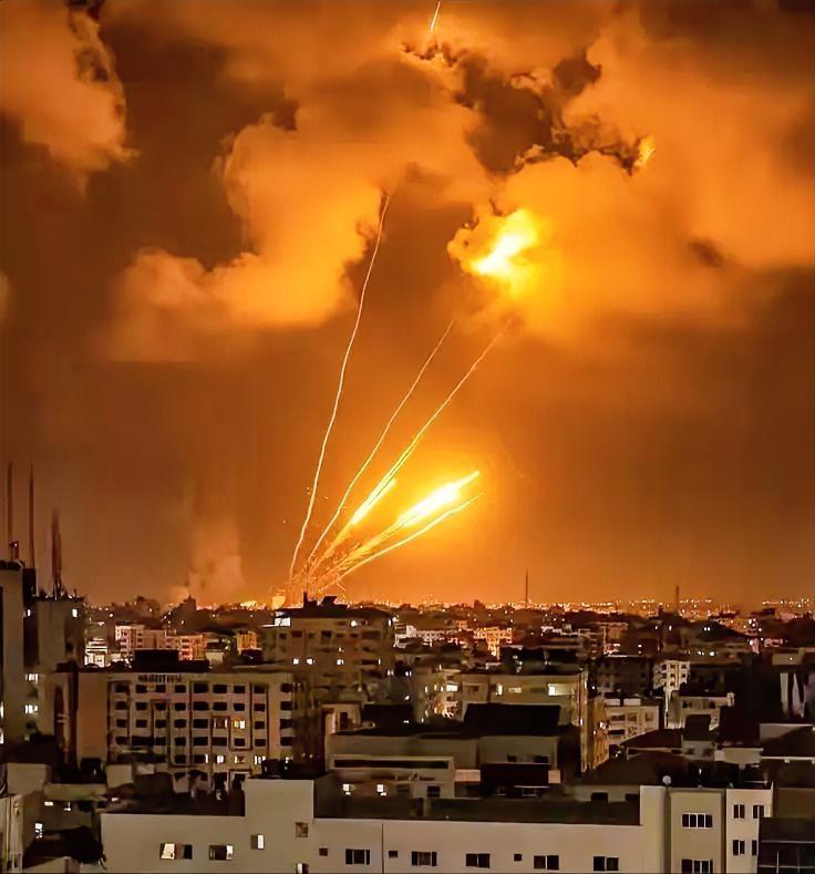 以色列空袭引战局变，拦截数据藏猫腻，三千导弹悬顶成谜。
近段时间中东炸锅了，以色