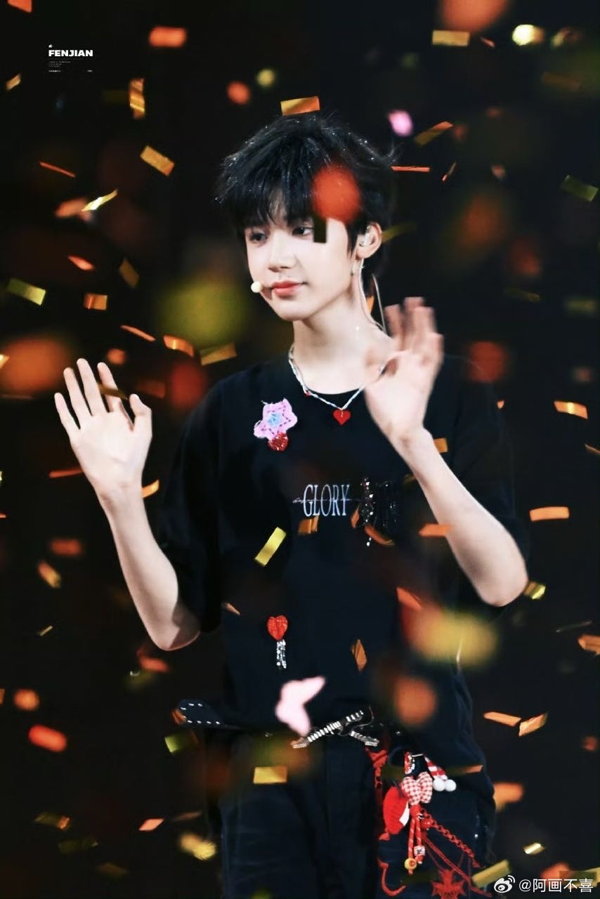 魏子宸和飘落的彩带喜欢魏子宸，真的是一件特别踏实的事。他没有乱七八糟的黑料，没有