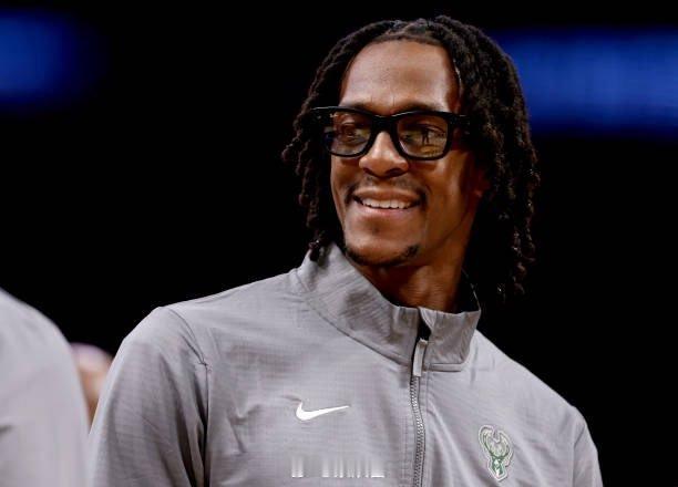 马克·斯泰因消息，隆多参加了鹈鹕主帅的面试，他在雄鹿做里弗斯的特别助理展示了自己