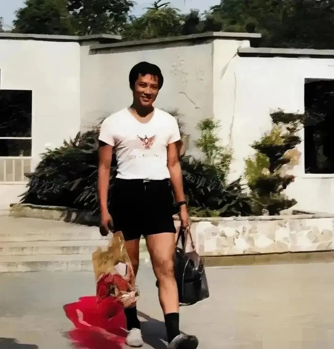 1978年，一个年轻人留下的照片，镜头中的他，年轻而充满活力，穿着一件白色的短袖