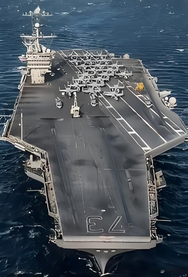 美军不想打仗，福特号航母上的士兵，不知道是谁想出了一个鬼点子，就是跑到航母最底层