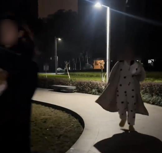 重庆一女子打伤男子被立案，男子：我问她遛狗为何不牵绳，她打我