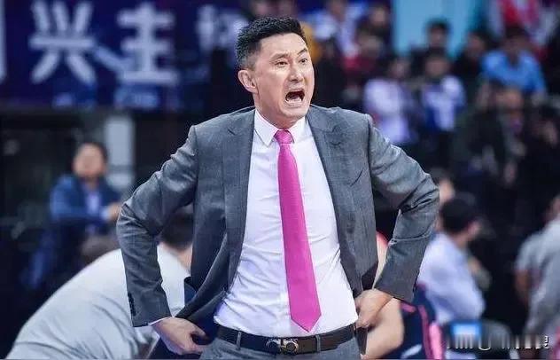 杜锋和杨鸣为什么要对场上犯错的球员大声呵斥和责骂？
其实，这不仅仅是个性的问题，