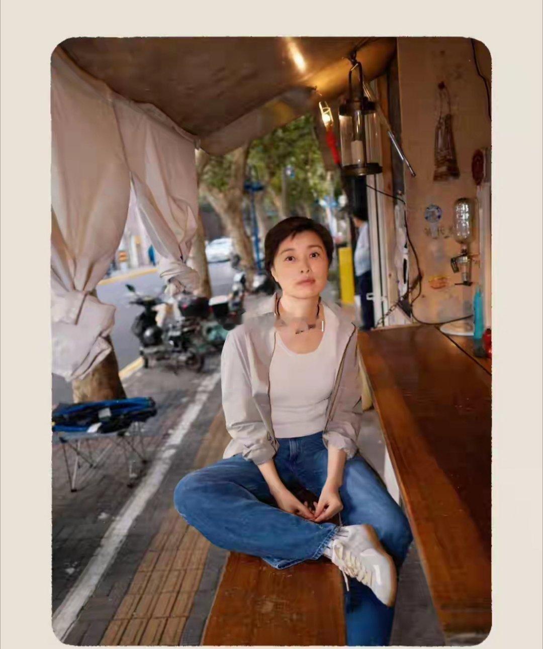吴越晒街头美照，优雅气质美得好自然，53岁仍单身生活好惬意 ​​​