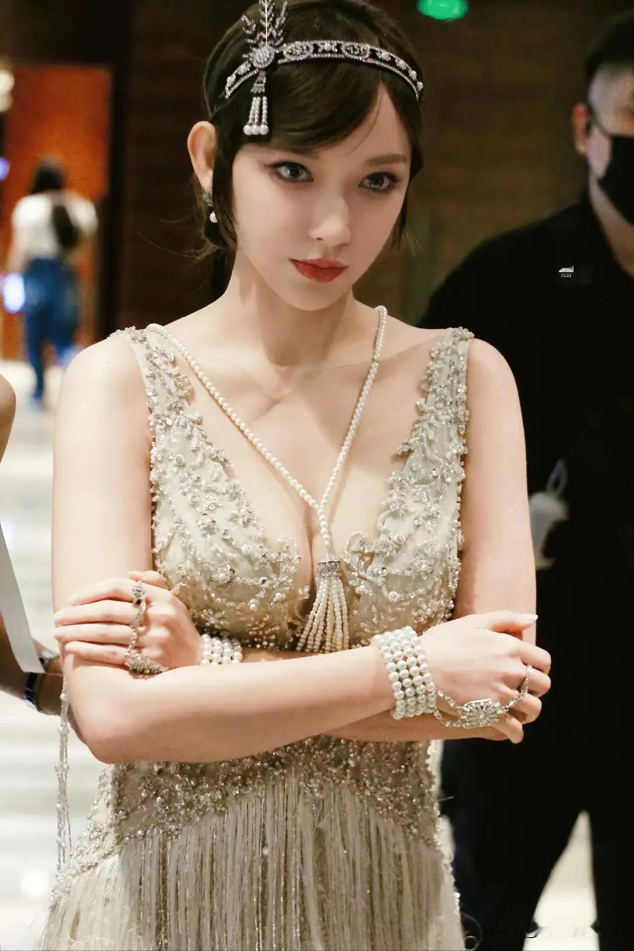 程潇美图分享女神美图安利 女星美照分享 程潇素材 美女明星照分享 分享绝世美女照