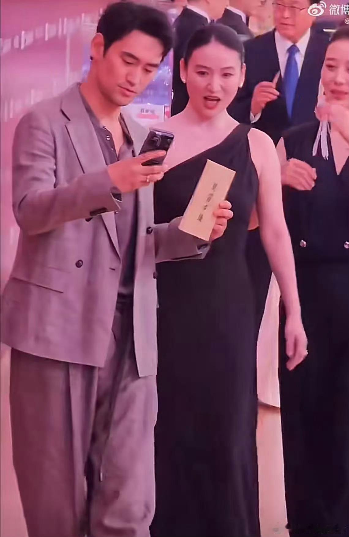 明星走红毯也喜欢看热闹上影节红毯名场面来袭！袁弘上演趣味撤退式离场，边走边自拍还