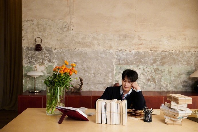 杨洋春日信杨洋抬眸瞬间 杨洋春日信，是抬眸瞬间满分清爽自在的杨洋，那就和杨洋一起