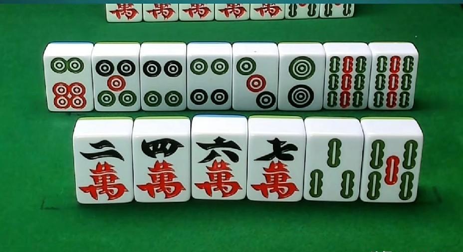 他蹲在工地角落啃馒头，手里攥着张皱巴巴的工资条。
工头说月底结，月底到了，人没了