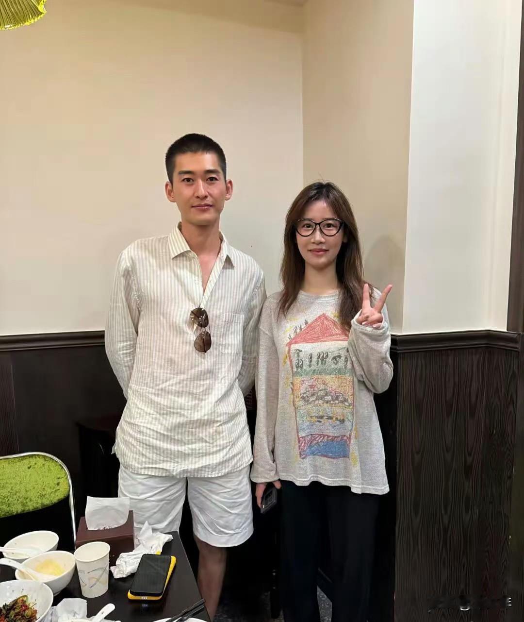 张翰剃个平头，穿个大裤衩，穿个衬衫，也跟普通人一样，一点没明星那个味了！