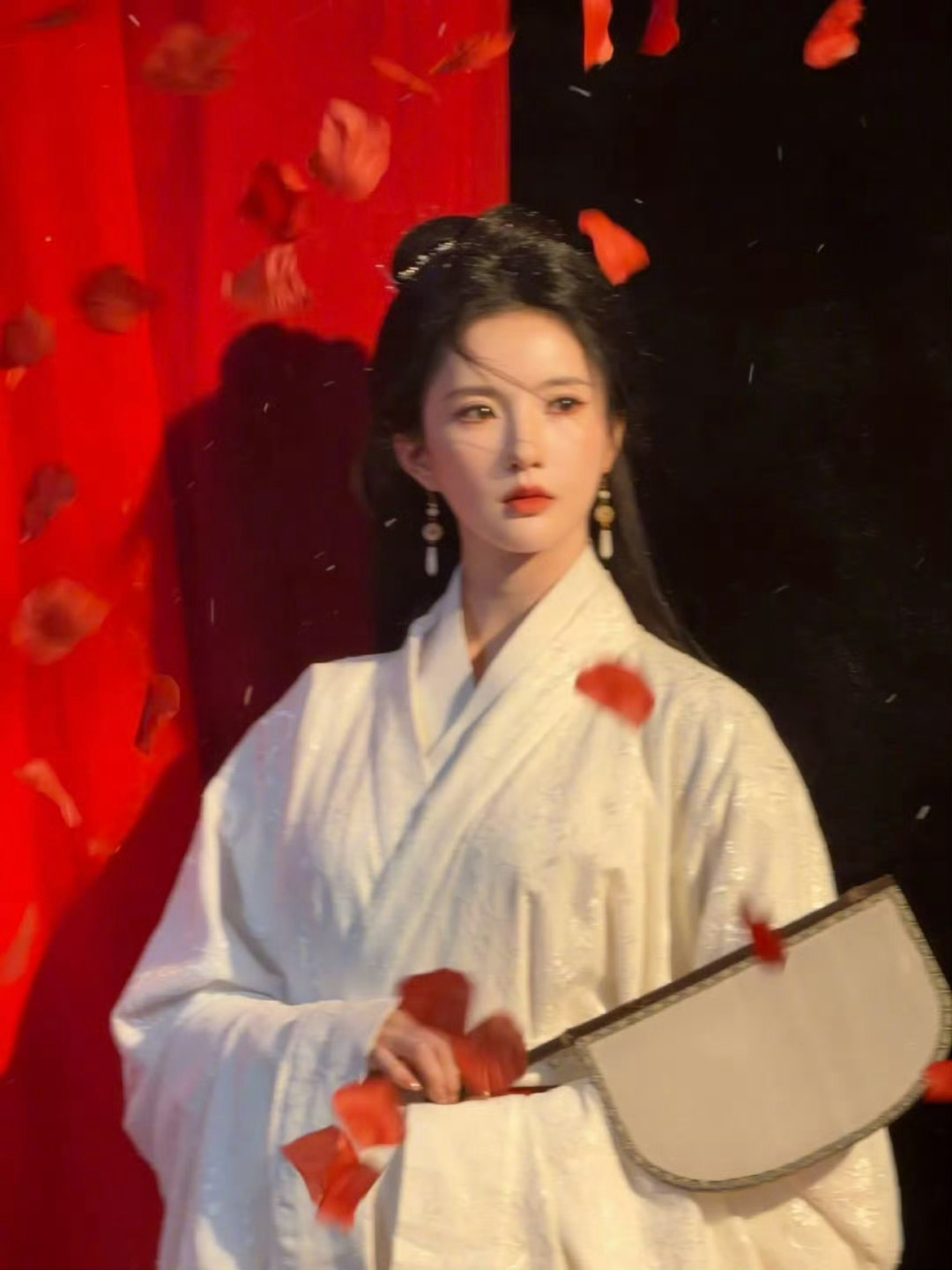 刘些宁战国袍好有长公主味儿 刘些宁把战国长公主的神韵演活了！一袭古典战袍加身，既