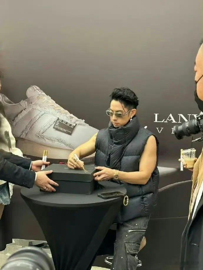 吴建豪总是喜欢这种穿搭，真的不怪吗 ​​​