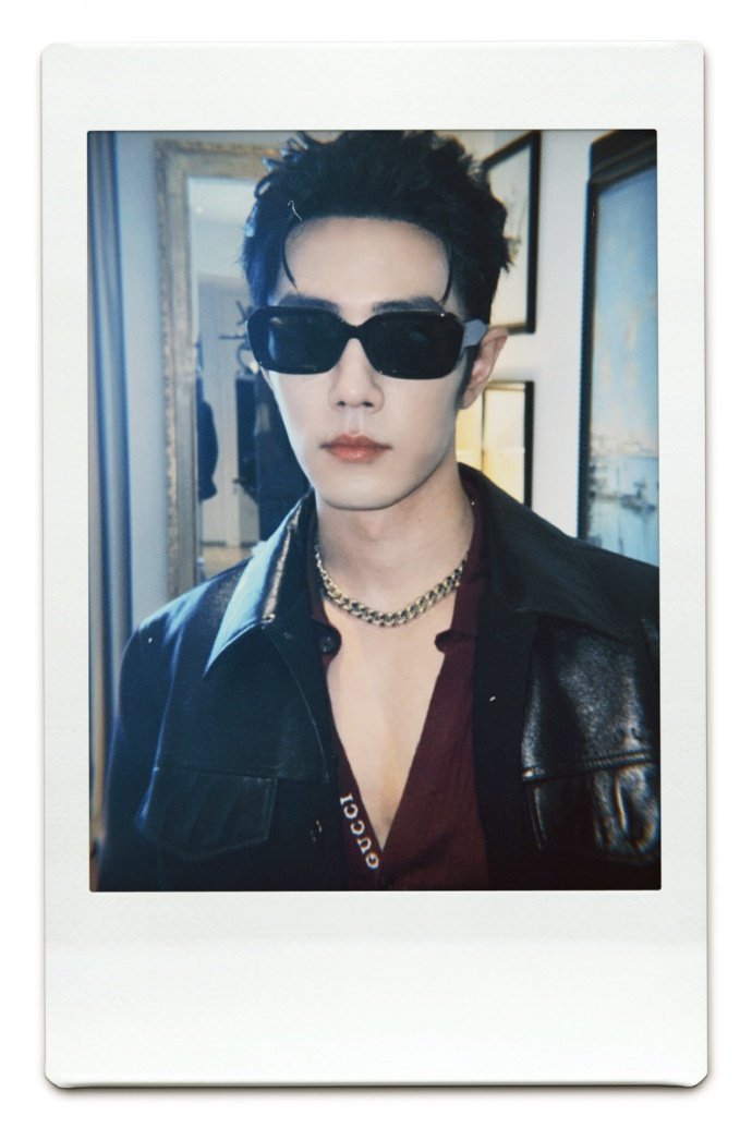 肖战赴约米兰拍立得  肖战官摄图  肖战赴约米兰拍立得，官摄图满分帅气，是谁还没