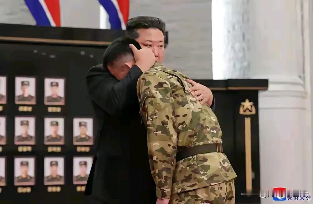 金正恩有情有义之人，亲赴机场迎接赴俄参战阵亡将士，令人动容。
夜幕下，朝鲜平壤机