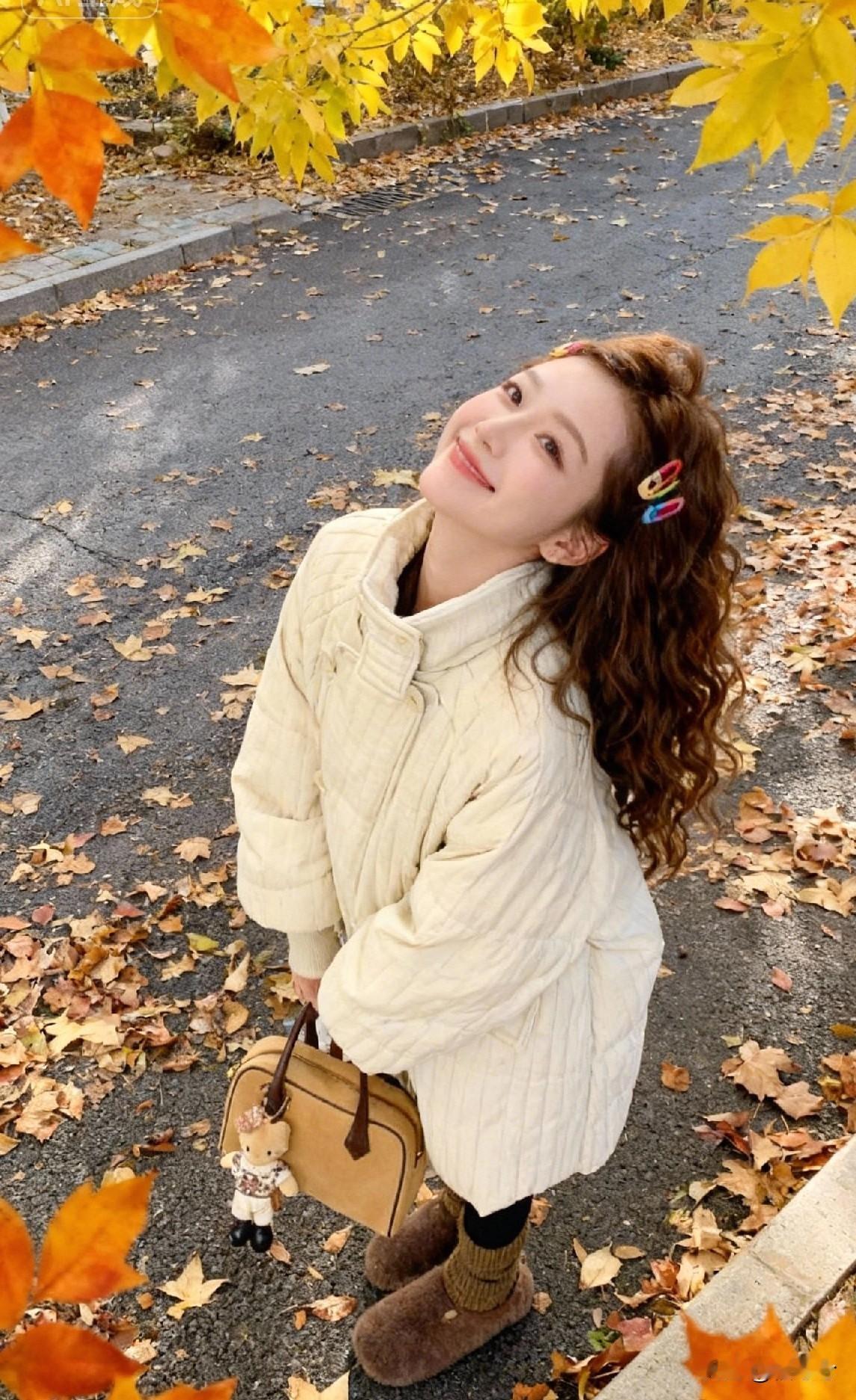 傍晚的天，
像老家那扇糊着纸的窗
窗缝里漏出点灯光，暖乎乎的
像有人守着热气腾腾