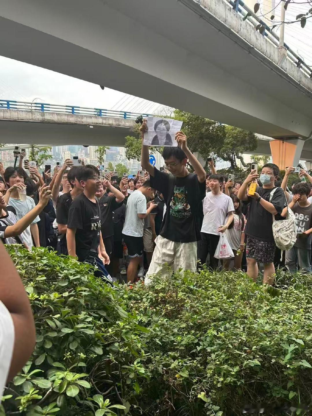 时代峰峻不管管吗时代峰峻公司楼下好多人 时代峰峻公司楼下好多人 不管管吗 