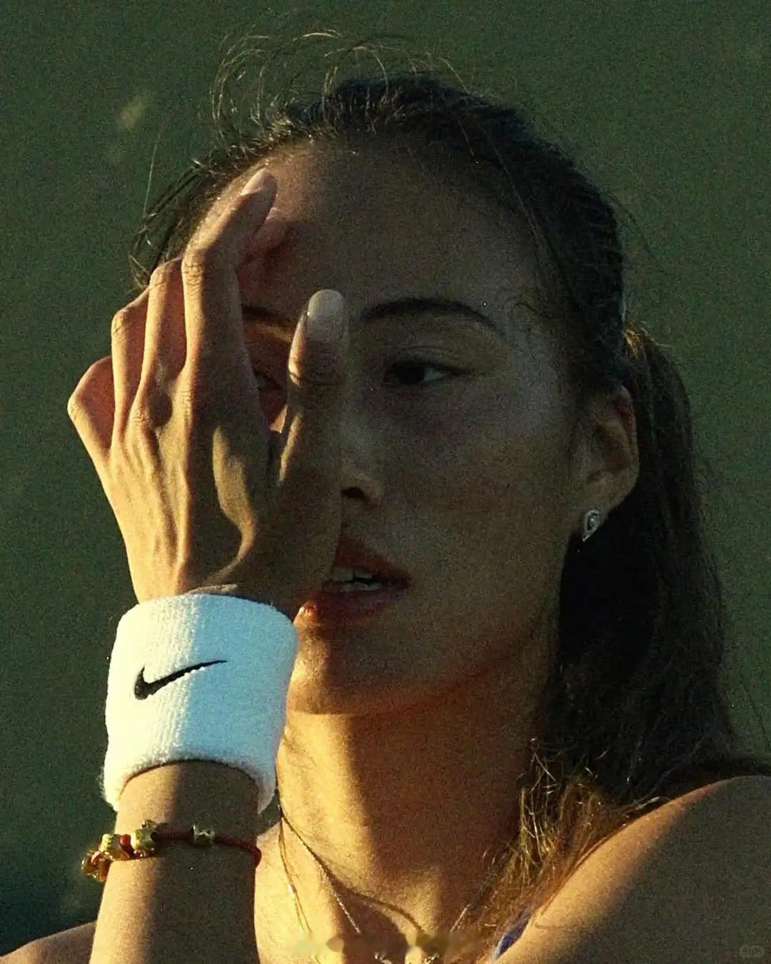 郑钦文赛场肖像全情投入的美 郑钦文为Court Supremes拍摄的全新时尚组