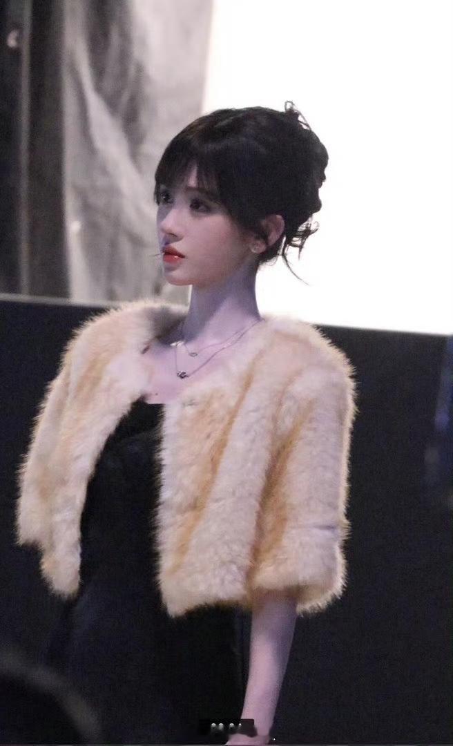 鞠婧祎影后造型好像雪穗演雪穗要不看看鞠婧祎呢雪穗需要一张看起来纯洁完美，却能演出