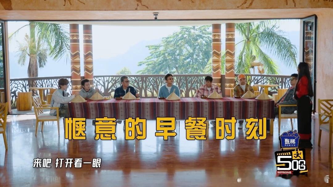 鹿晗吃空气鹿晗假吃 看鹿晗演假吃，比真吃还香。王勉配合得也好，俩人像在演默剧，戴