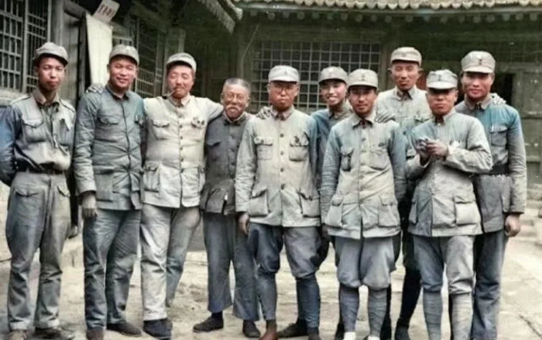 1938年延安将领合影！照片从右至左依次是：肖劲光、杨尚昆、罗瑞卿、关...