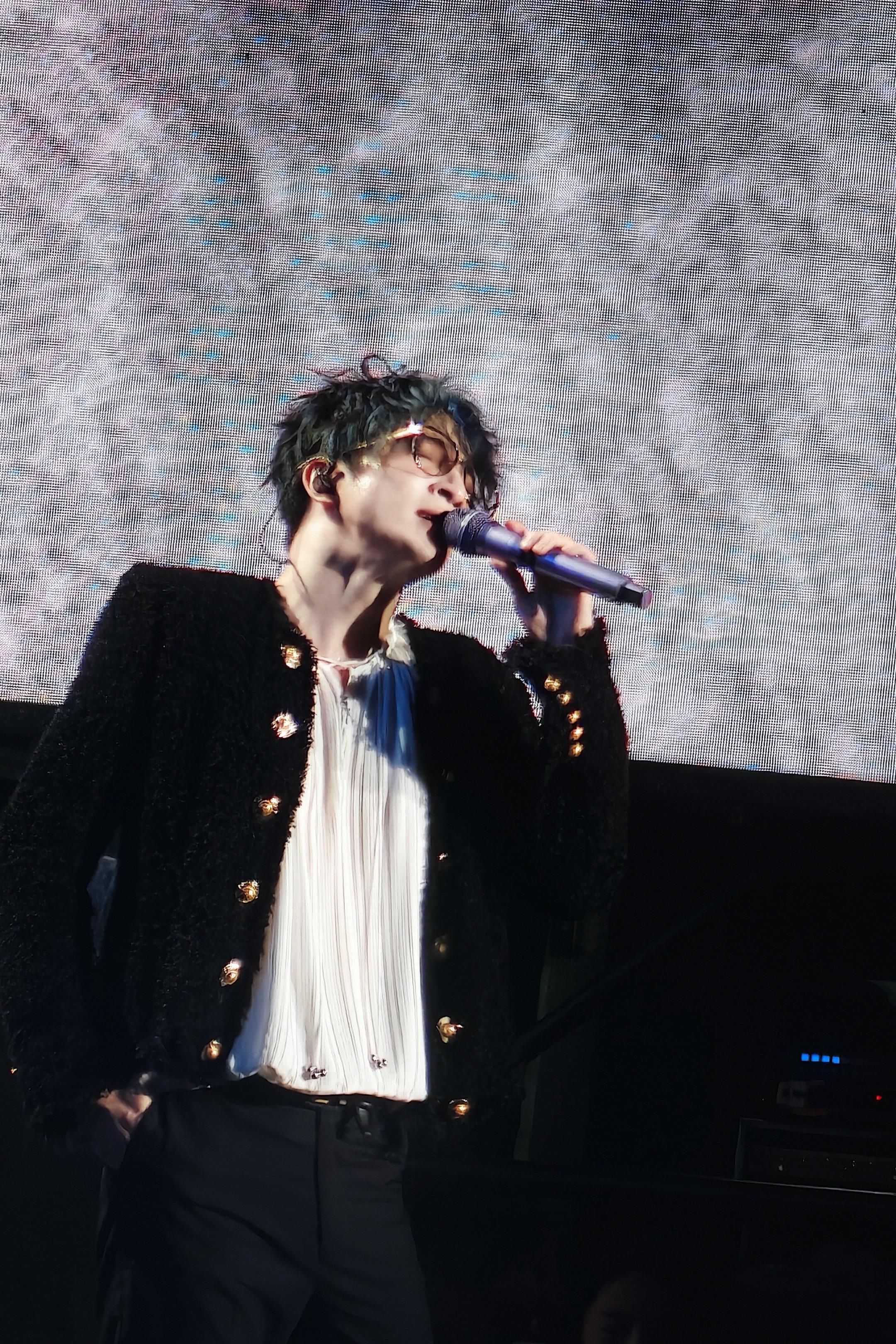 镜头里是满满的你，你眼里是小小的我们。人群中的我很渺小， 奋力举高镜头...