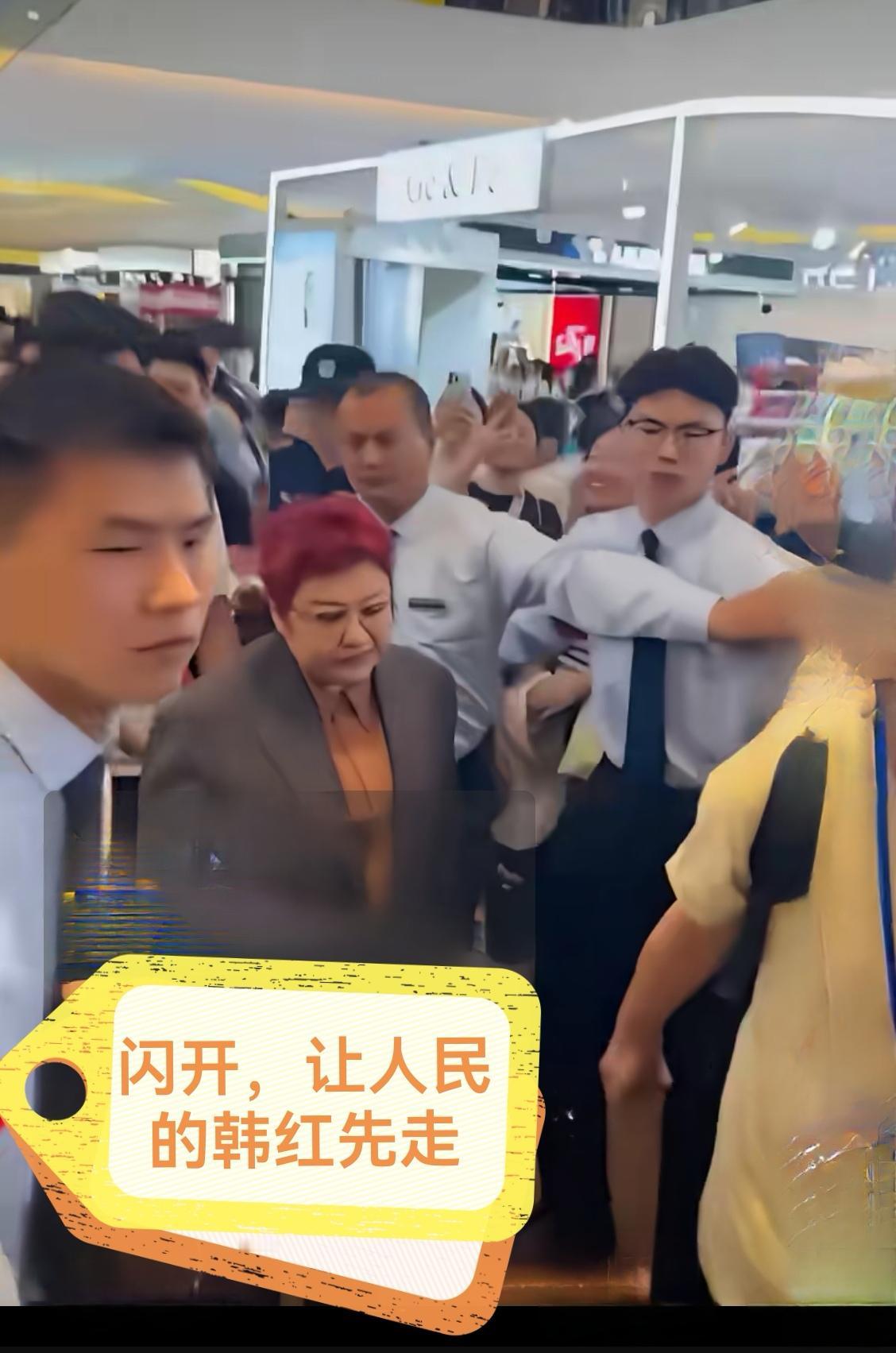 韩红说我是人民的韩红，人民对韩红够爱护吧，到了哪里前呼后拥，长枪短炮从各个角度对