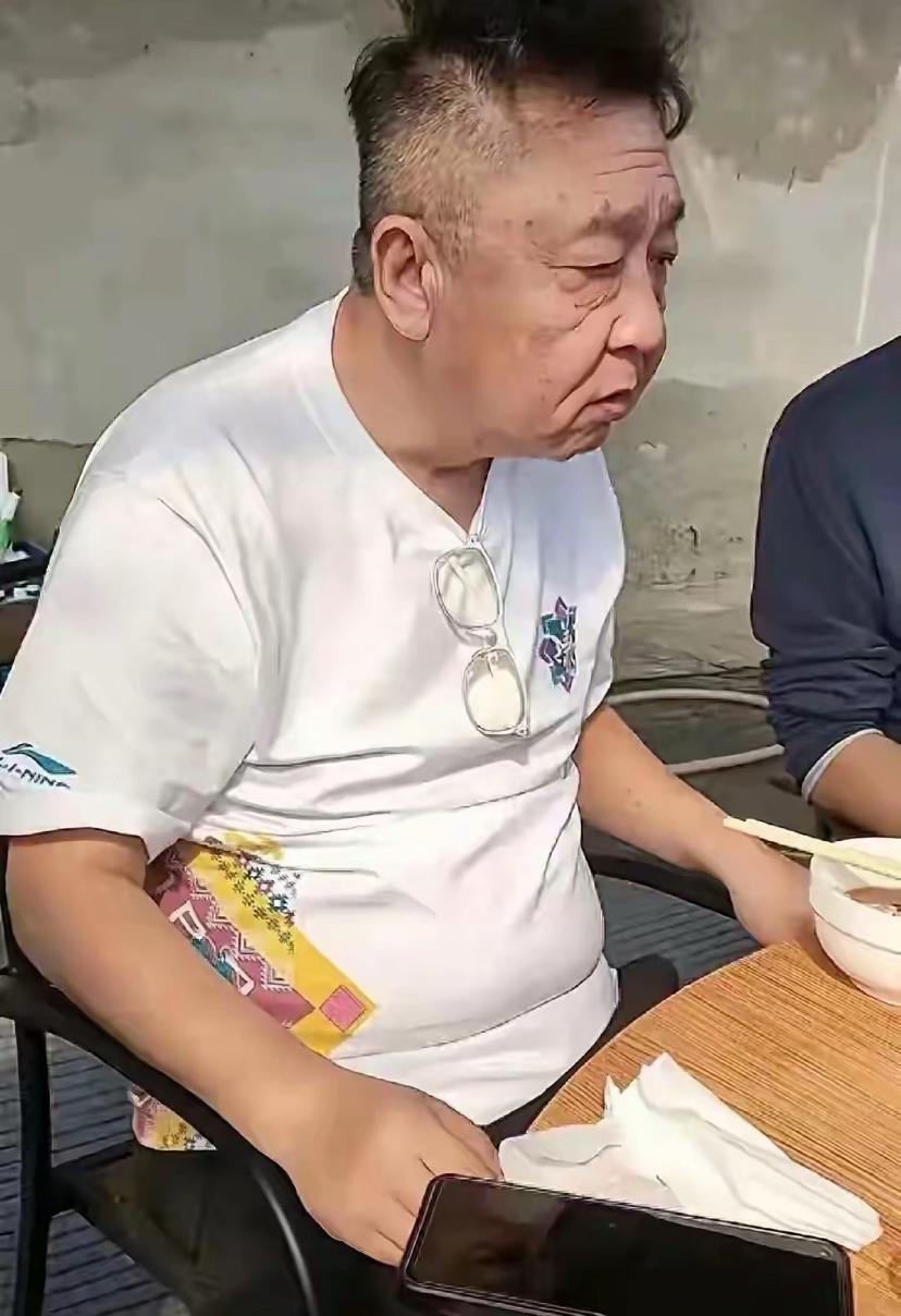 57岁于谦像70大爷？满脸沟壑，跟烟酒有关吗，网友疑惑

最近看于谦的近照，不少