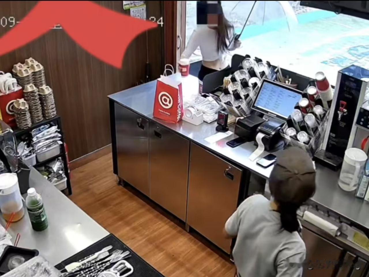 贵州西江，女子点咖啡找不到店铺，要求配送后遭到拒绝，随后女子冲进咖啡店把咖啡倒了